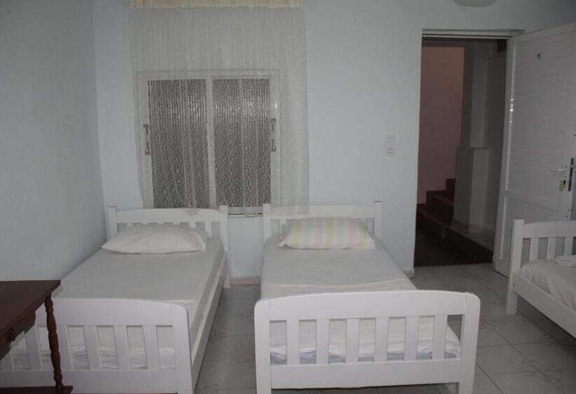 Llit en Habitació Compartida, Gjika