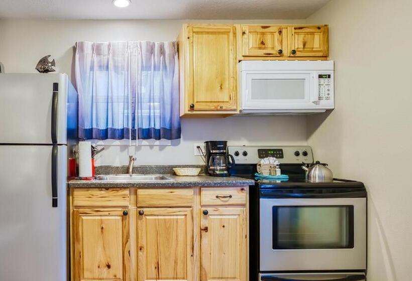 جناح, Inn At Haystack Rock