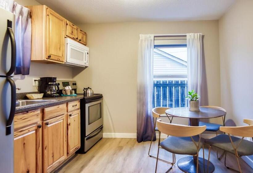 جناح, Inn At Haystack Rock