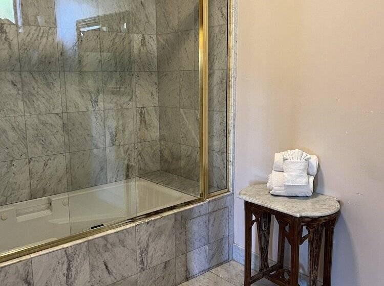 스탠다드 스튜디오, Jenner Inn