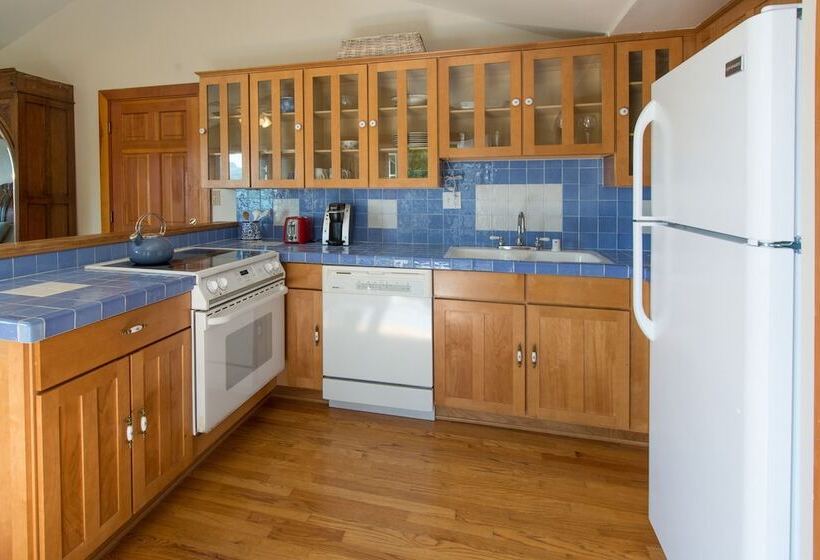 스탠다드 스튜디오, Jenner Inn