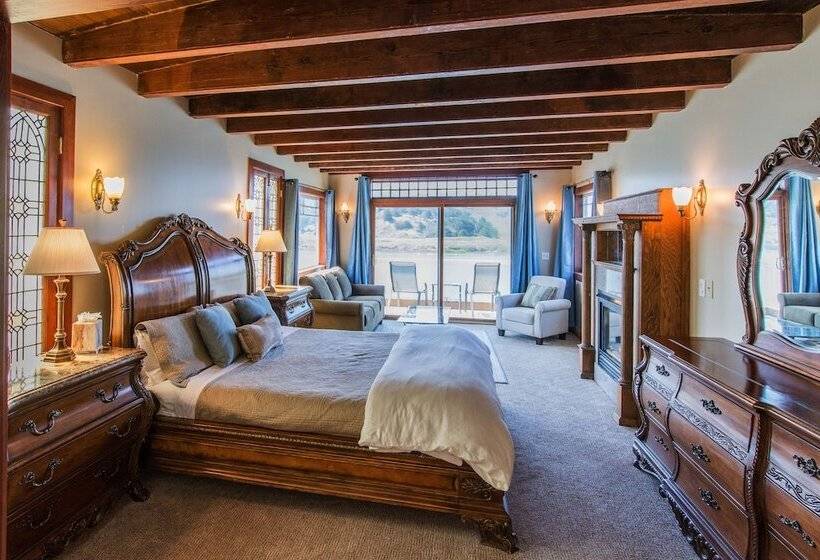 스탠다드 스튜디오, Jenner Inn