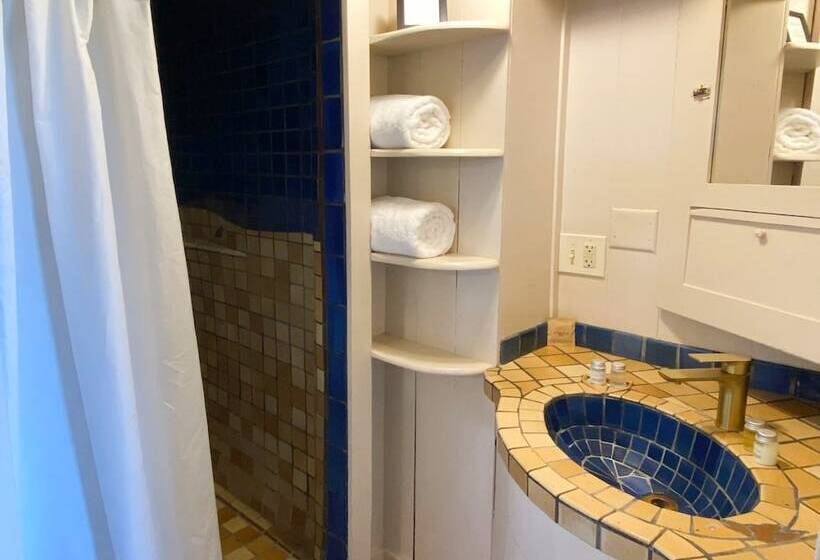 스탠다드 스튜디오, Jenner Inn