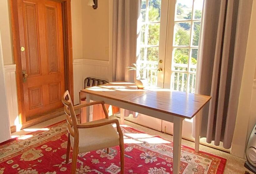 오두막, Jenner Inn