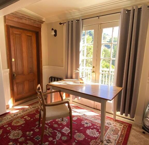 오두막, Jenner Inn