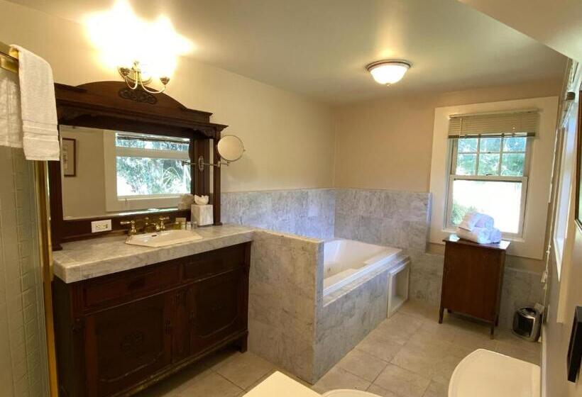 오두막, Jenner Inn