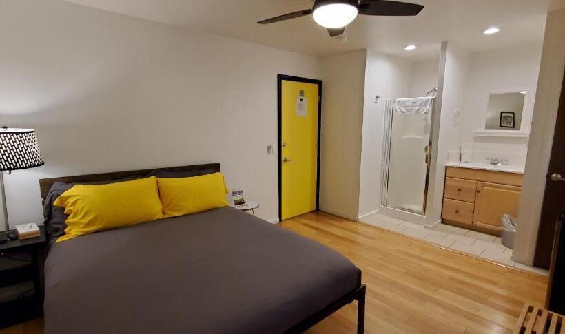 经济房, The Mammoth Inn