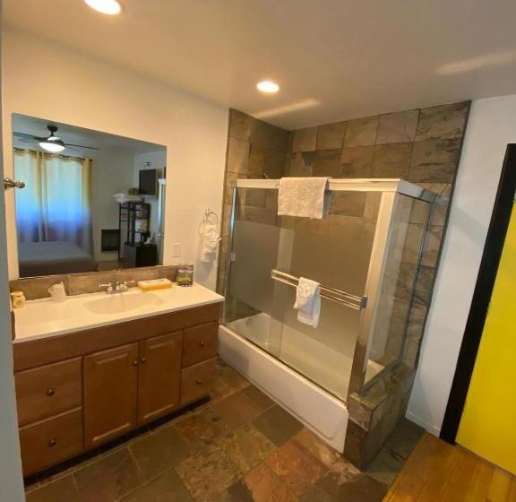 经济房, The Mammoth Inn