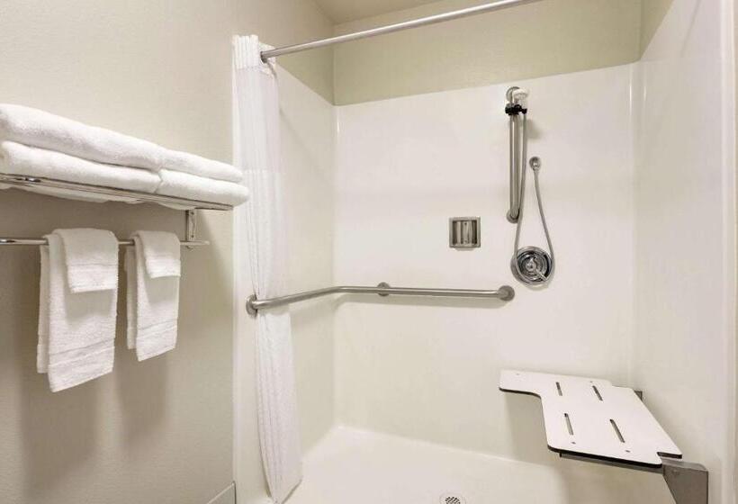 غرفة قياسية سرير كينج لذوى الإحتياجات الخاصة, Travelodge By Wyndham Dunsmuir