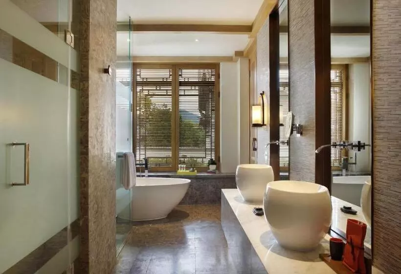 キングサイズベッドのスタンダードルーム, Indigo Lijiang Ancient Town, An Ihg