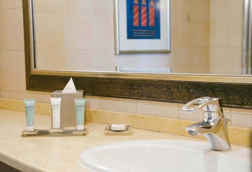 2 Bedrooms Apartment Lake View, Millennium Lakeview Residences