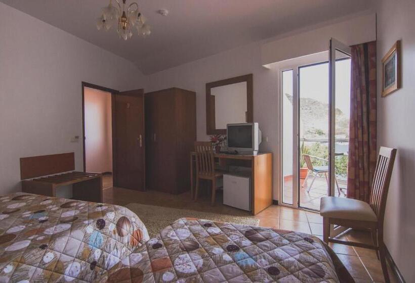 标准三人间, Residencial Familia