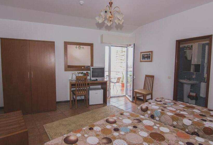 标准三人间, Residencial Familia