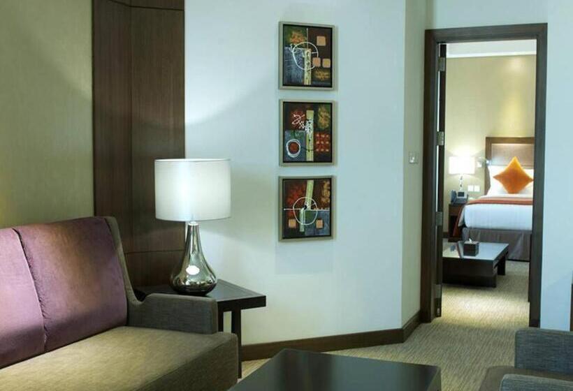 带大床的小型套房, Crowne Plaza Madinah, An Ihg