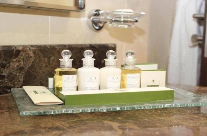 带大床的小型套房, Crowne Plaza Madinah, An Ihg