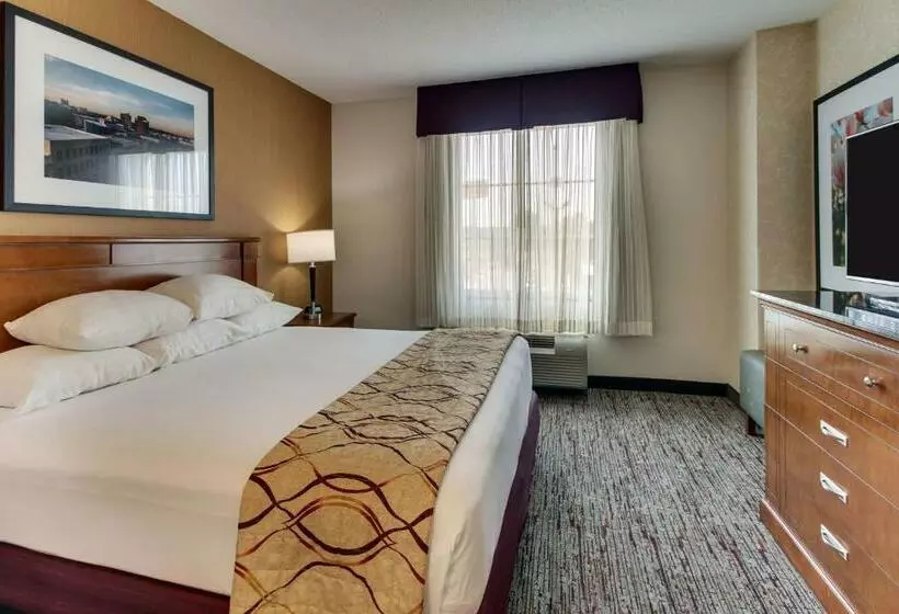 キングサイズベッドのスイートルーム, Drury Inn & Suites Meridian