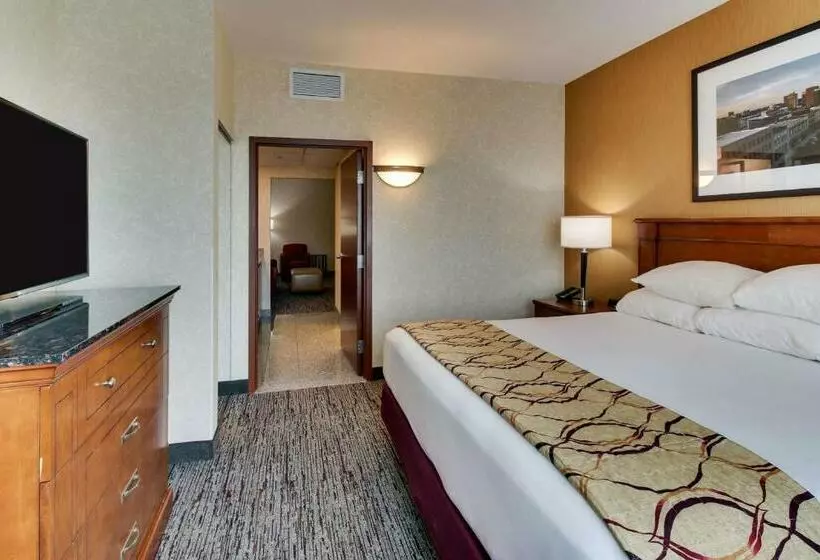 キングサイズベッドのスイートルーム, Drury Inn & Suites Meridian
