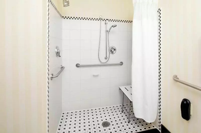 キングサイズベッドのスタンダードルーム, Fairfield Inn & Suites By Marriott Cumberland