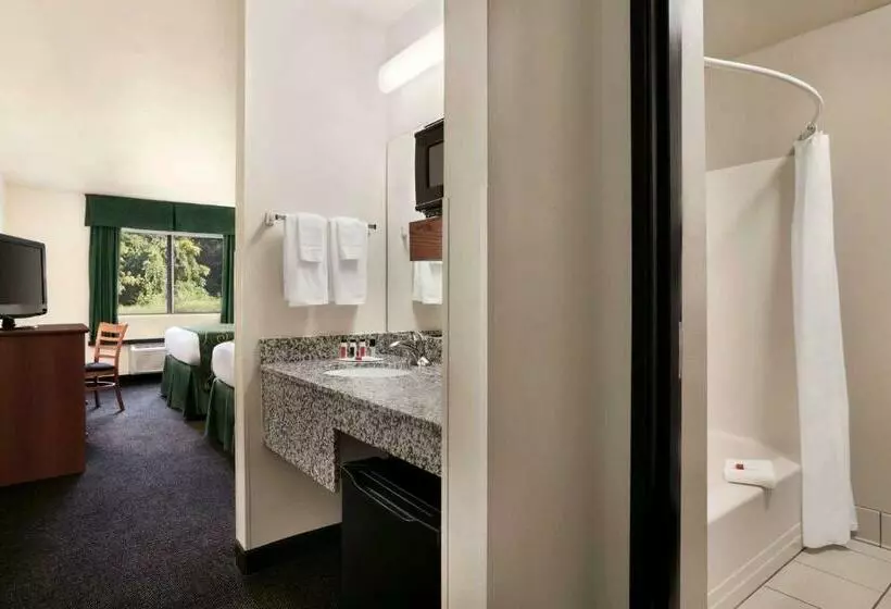 キングサイズベッドのスタンダードルーム, Travelodge By Wyndham Low Moor Near Covington