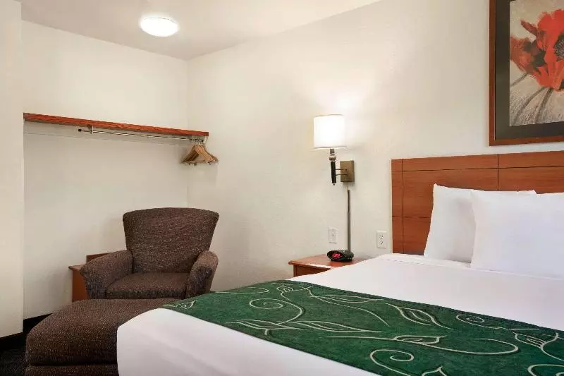 キングサイズベッドのスタンダードルーム, Travelodge By Wyndham Low Moor Near Covington