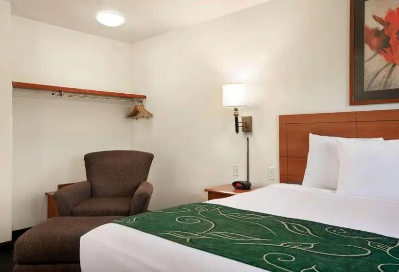 キングサイズベッドのスタンダードルーム, Travelodge By Wyndham Low Moor Near Covington