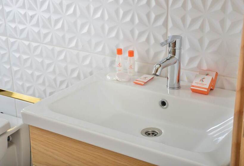 スタンダードトリプルルーム, Inan Kardesler