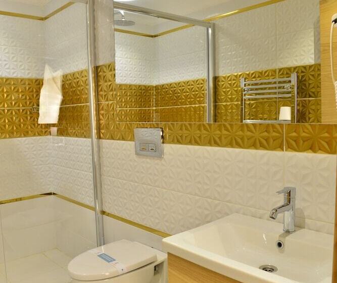 スタンダードトリプルルーム, Inan Kardesler