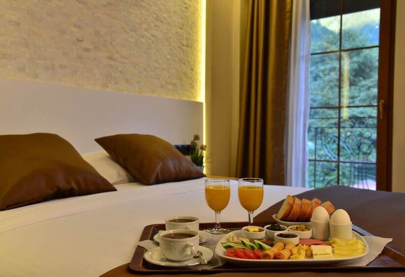 スタンダードトリプルルーム, Inan Kardesler