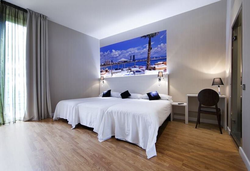 اتاق استاندارد چهارنفره با بالکن, Hostal Bcn Ramblas