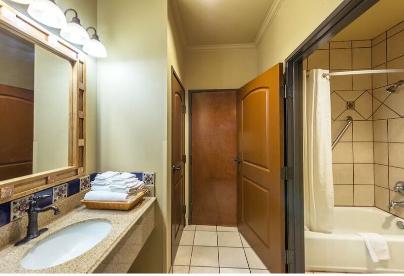 Номер Стандарт 2 Двуспальные Кровати, La Hacienda Inn