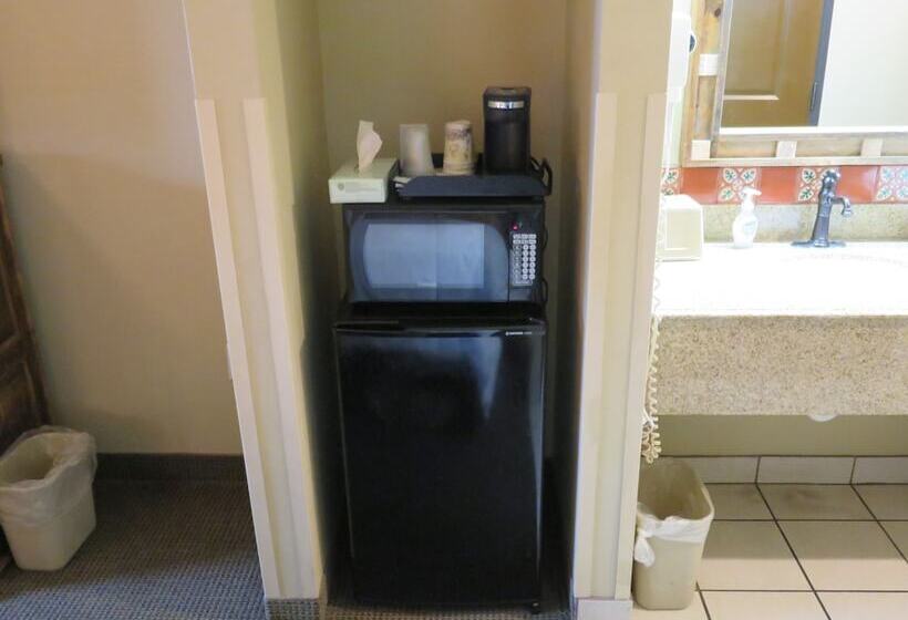 חדר סטנדרט שתי מיטות זוגיות, La Hacienda Inn