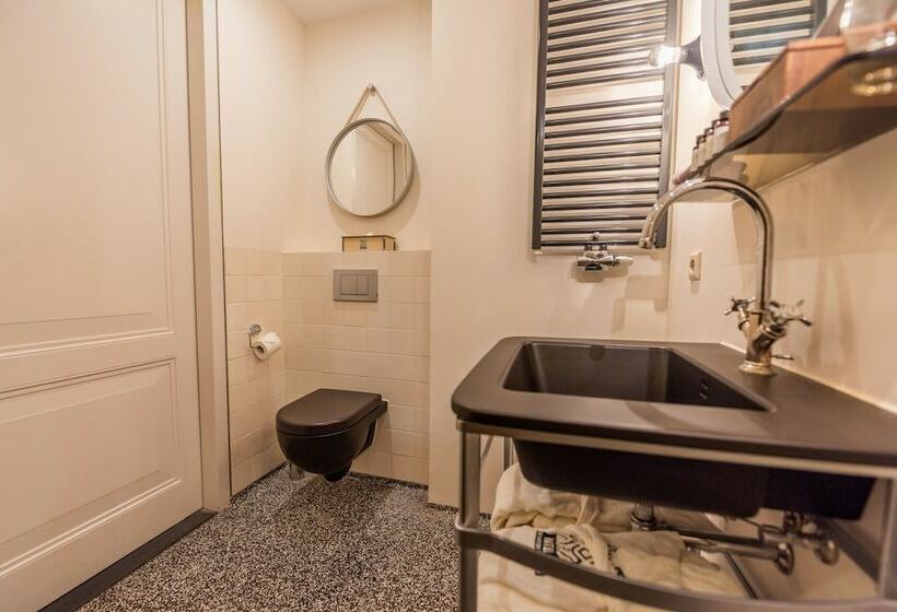 اتاق راحتی, V Nesplein