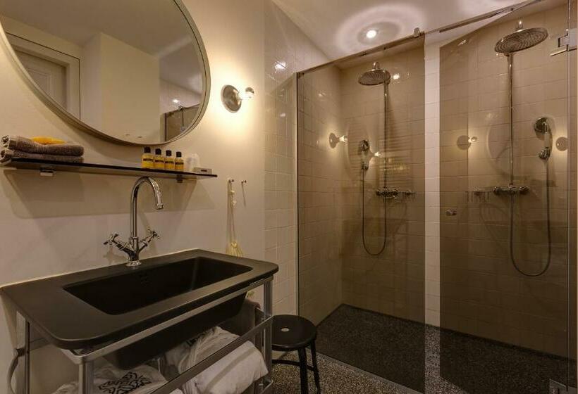 اتاق سوپریور, V Nesplein