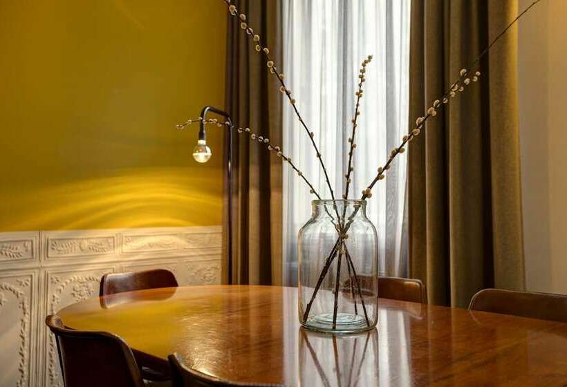 سوییت, V Nesplein