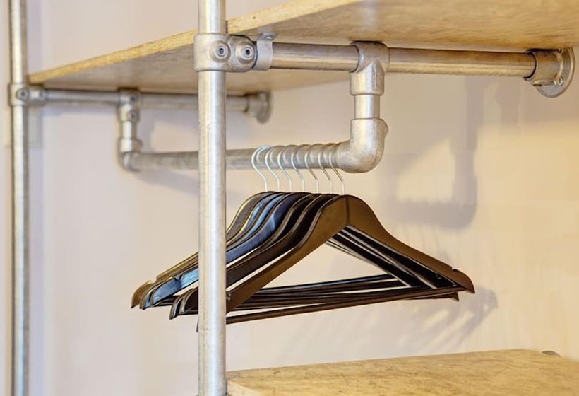 اتاق راحتی, V Nesplein