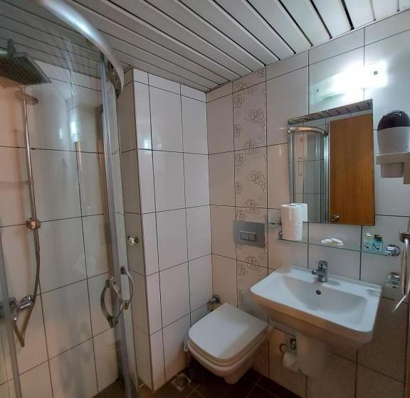 Camera Standard, Afsin