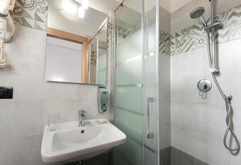 اتاق استاندارد سه نفره, Careggi