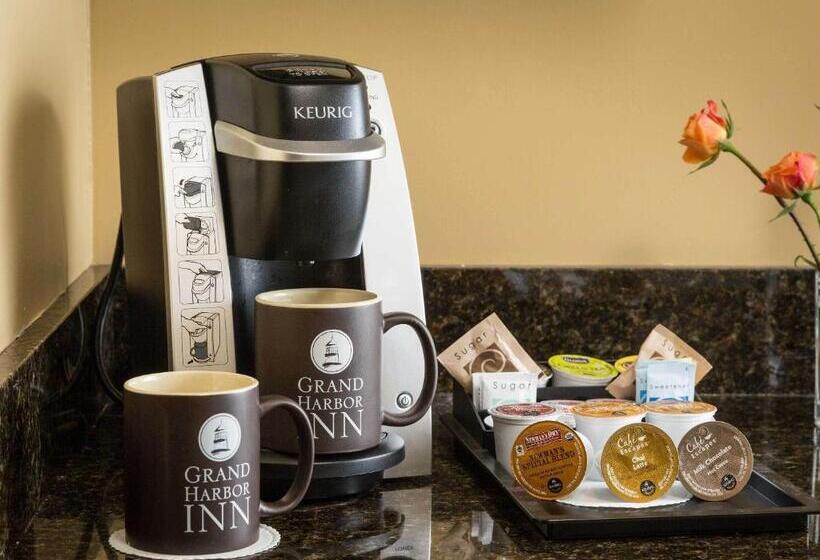 带观景和大床的豪华房间, Grand Harbor Inn