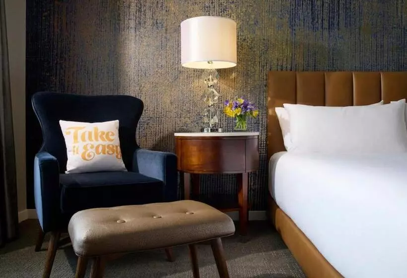 キングサイズベッドのスタンダードルーム, Archer Hotel Falls Church