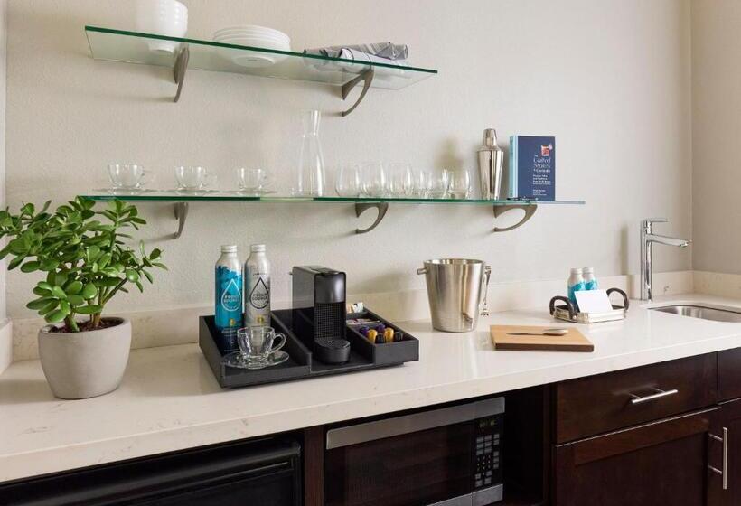 Президентский Люкс, Archer Hotel Falls Church