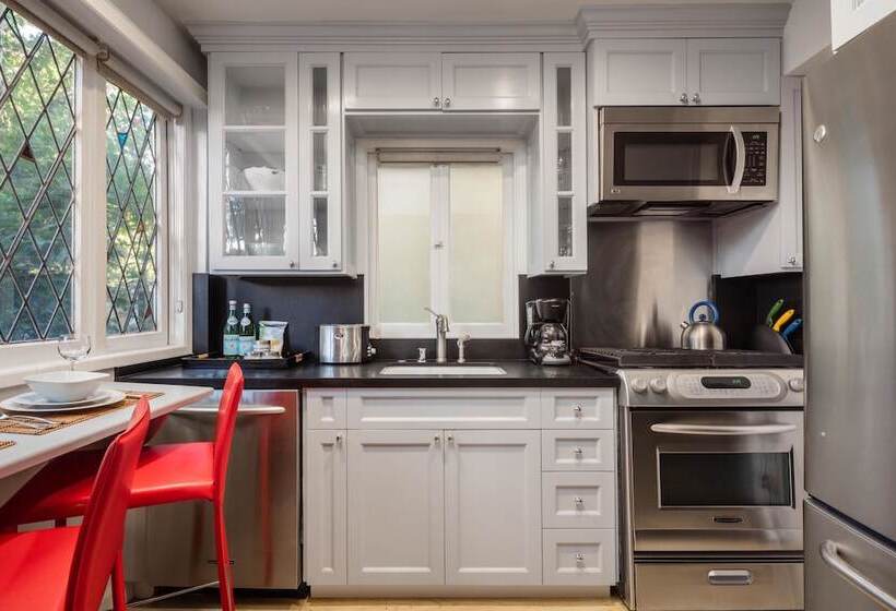 スタンダードスタジオ, The Charlie West Hollywood