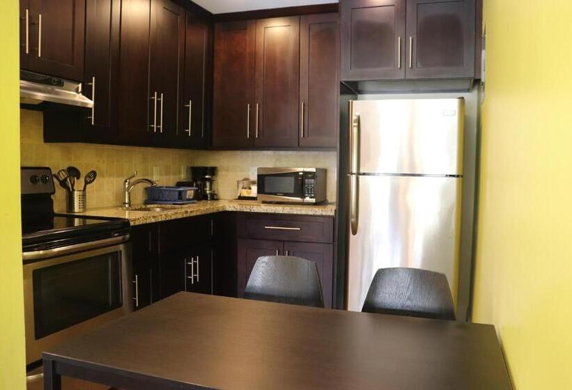 스위트, Curtis Inn & Suites