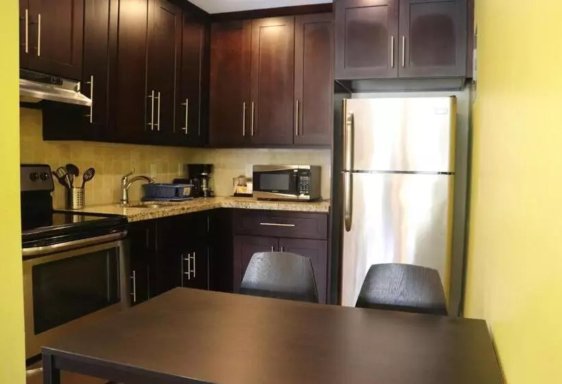 سوییت, Curtis Inn & Suites
