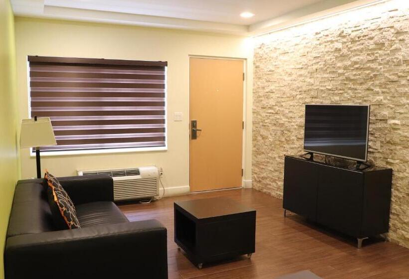 סוויטה, Curtis Inn & Suites