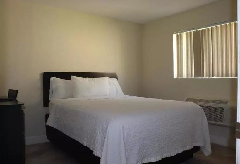 سوئیت 2 خوابه, Curtis Inn & Suites