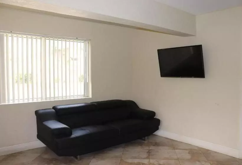 سوئیت 2 خوابه, Curtis Inn & Suites