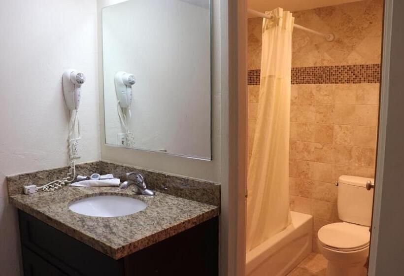 חדר סטנדרט עם מיטת קינג, Curtis Inn & Suites