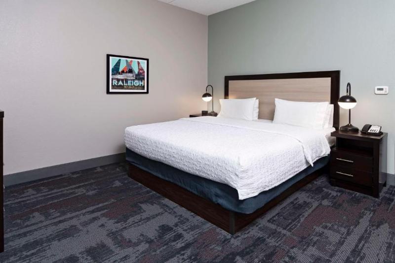 스탠다드 룸 킹사이즈 침대, Hampton Inn & Suites Raleigh Downtown