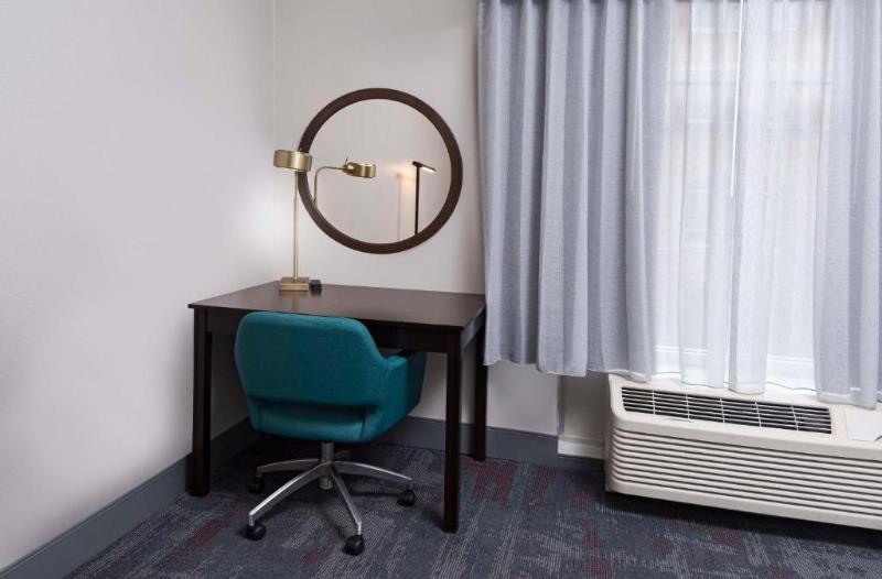 اتاق استاندارد با تخت بزرگ, Hampton Inn & Suites Raleigh Downtown