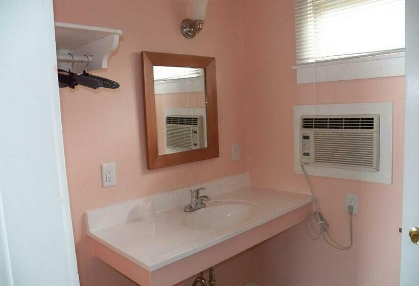 اتاق استاندارد, Coast Village Inn & Cottages